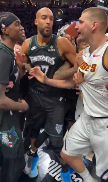 开云-近距离体验NBA球员冲突压迫感！约基奇这体型也就戈贝尔敢劝架了